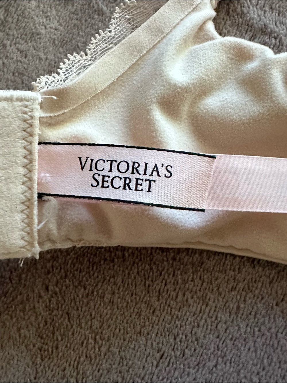 Victoria's Secret Lace Underwire Bra in Light Pink - Picture 5 of 7